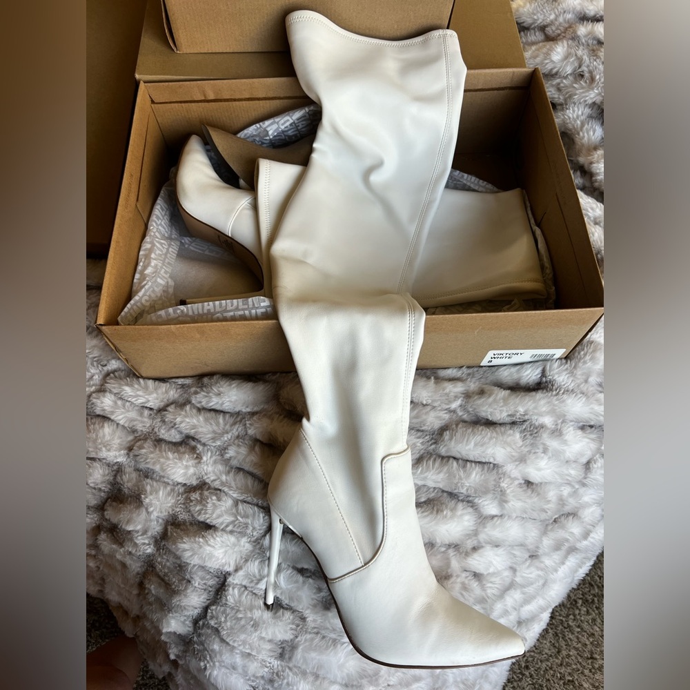 STEVE MADDEN VIKTORY WHITE SIZE 8